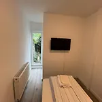 Zentral Gelegene Erdgeschoss-wohnungen Mit Bequemer Erreichbarkeit Apartment Neumuenster