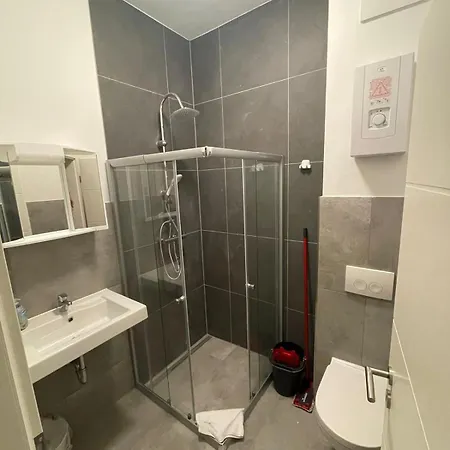 Zentral Gelegene Erdgeschoss-wohnungen Mit Bequemer Erreichbarkeit Apartment Neumuenster