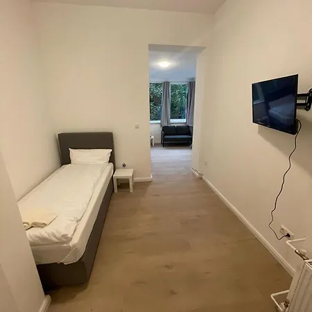 Zentral Gelegene Erdgeschoss-wohnungen Mit Bequemer Erreichbarkeit Apartment Neumuenster