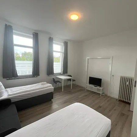 Zentral Gelegene Erdgeschoss-wohnungen Mit Bequemer Erreichbarkeit Apartment Neumuenster
