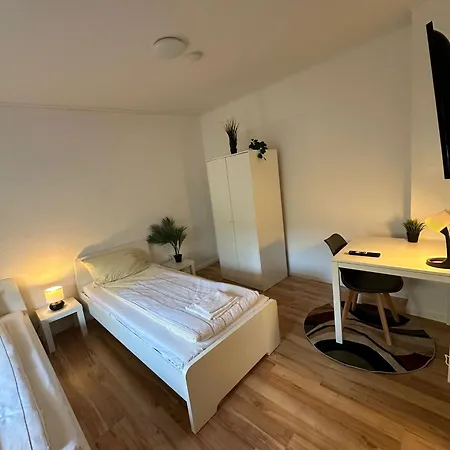 Zentral Gelegene Erdgeschoss-wohnungen Mit Bequemer Erreichbarkeit Apartment Neumuenster