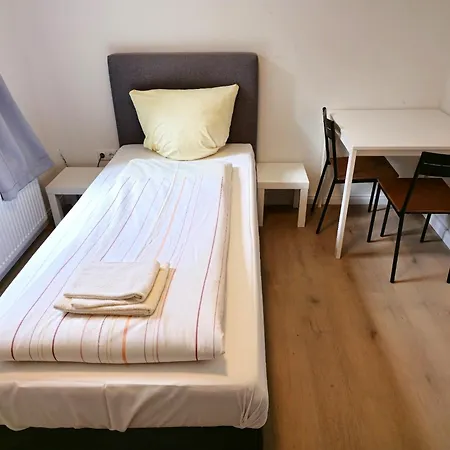 Zentral Gelegene Erdgeschoss-wohnungen Mit Bequemer Erreichbarkeit Apartment Neumuenster