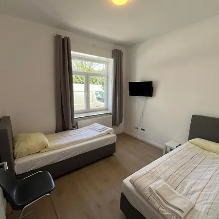 Zentral Gelegene Erdgeschoss-wohnungen Mit Bequemer Erreichbarkeit Apartment Neumuenster