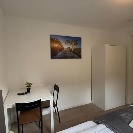 Zentral Gelegene Erdgeschoss-wohnungen Mit Bequemer Erreichbarkeit Apartment Neumuenster