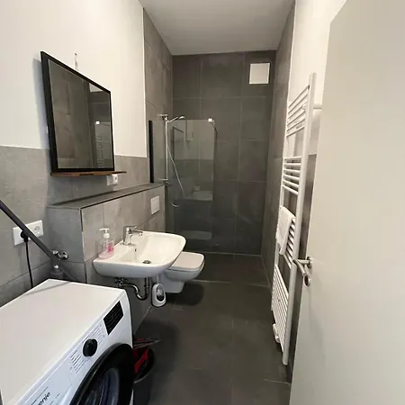 Zentral Gelegene Erdgeschoss-wohnungen Mit Bequemer Erreichbarkeit Apartment *