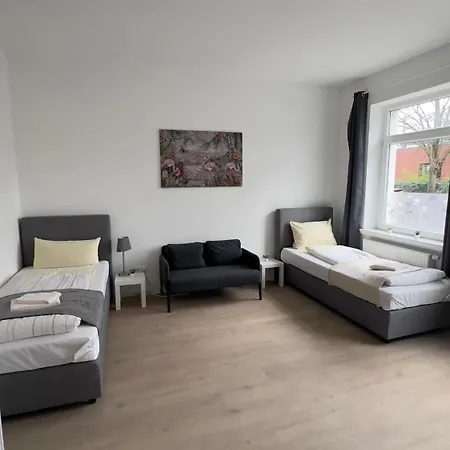 Zentral Gelegene Erdgeschoss-wohnungen Mit Bequemer Erreichbarkeit Apartment Neumuenster